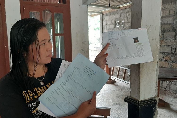 Mila Suharningsih Menunjukkan Tagihan Listriknya di Rumahnya Kalurahan Menggoran, Kapanewon Playen Gunungkidul Jumat (27/11/2020)