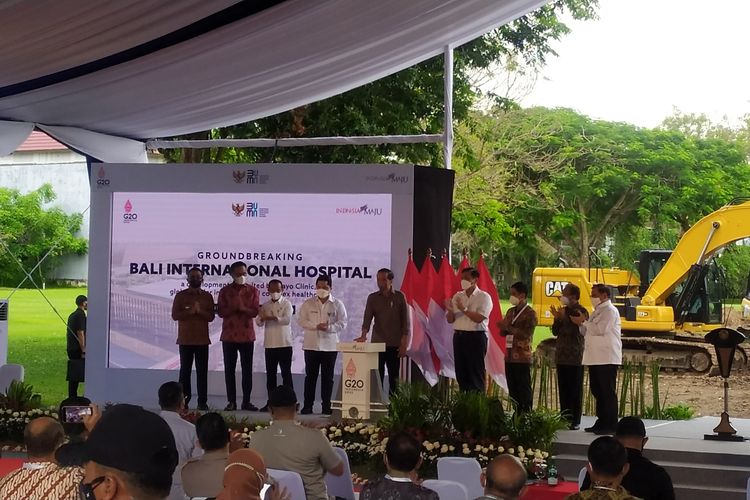 Presiden Joko Widodo saat meresmikan pembangunan Bali Internasional Hospital di Denpasar Bali, Senin (27/12/2021). 