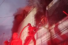 Toko Libra Ambarawa Terbakar, Petugas Evakuasi Korban melalui Jendela Lantai Dua
