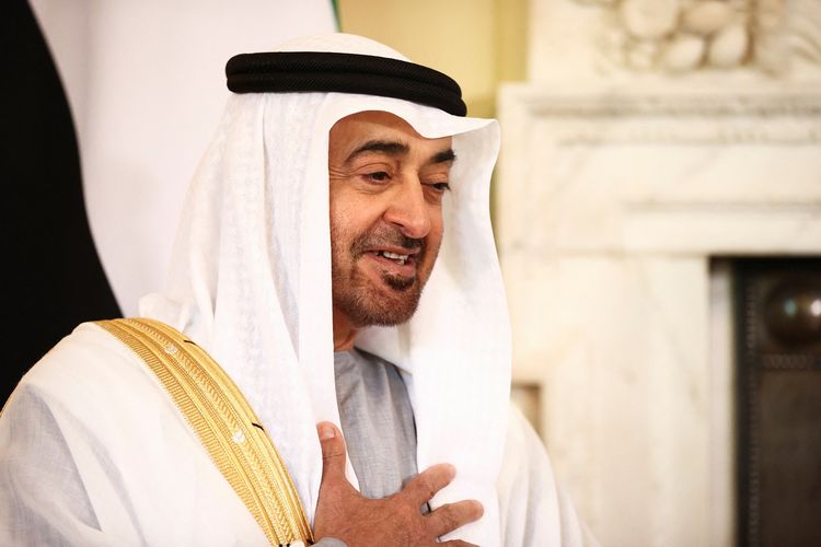 Putra Mahkota Abu Dhabi Mohamed bin Zayed Al Nahyan saat berbicara dengan Perdana Menteri Inggris Boris Johnson di Downing Street No 10, London, 16 September 2021.