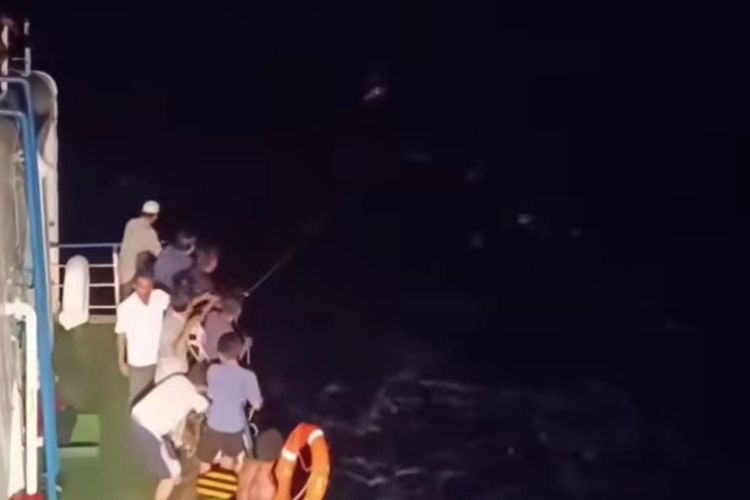 Viral 4 Nelayan Terombang-ambing di Selat Alas, Diselamatkan KMP Jemla Fajar