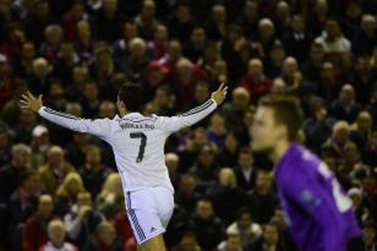 Gelandang Real Madrid, Cristiano Ronaldo, merayakan golnya ke gawang Liverpool, pada pertandingan ketiga Grup B Liga Champions, di Anfield, Rabu (22/10/2014). Madrid memenangi laga itu dengan skor 3-0.