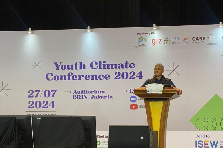 Deputi Bidang Sarana dan Prasarana, Kementerian PPN/Bappenas, Ervan Maksum saat memberikan pidato sambutan dalam Youth Climate Conference di Jakarta, Sabtu (27/7/2024).