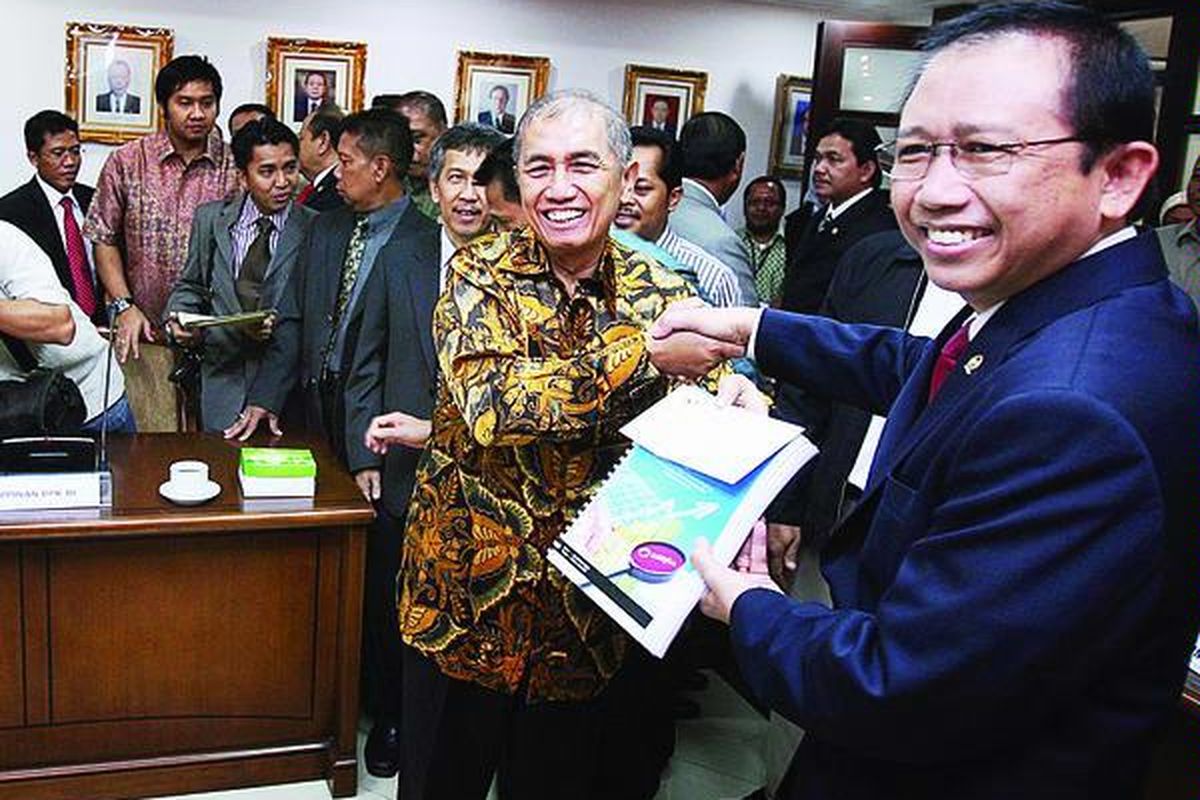 Ketua DPR Marzuki Alie (kanan) menerima data hasil audit Badan Pemeriksa Keuangan (BPK) tentang aliran dana ke Bank Century dari Ketua BPK Hadi Purnomo di ruang pimpinan DPR, Gedung Nusantara III DPR, Jakarta, Senin (23/11).