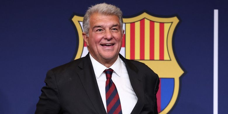 Joan Laporta tersenyum setelah memenangkan pemilihan Presiden FC Barcelona di stadion Camp Nou di Barcelona pada pagi hari tanggal 16 Maret 2026.