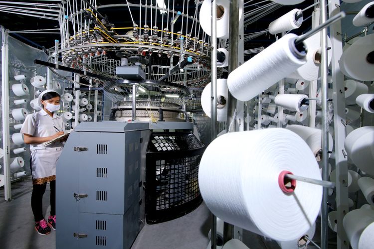 Aktivitas produksi pemintalan di pabrik Duniatex. 
