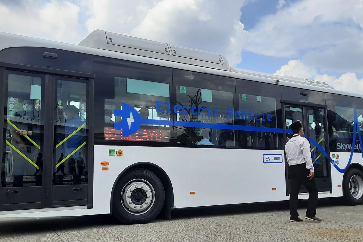 PT Transportasi Jakarta (Transjakarta) melakukan uji coba busway listrik di rute Kampung Melayu -Tanah Abang (5F) mulai hari ini, Rabu (8/6/2022). Pelepasan uji coba bus listrik di Depo Kampung Rambutan, Jakarta Timur