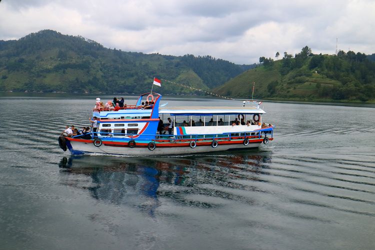 Kapal kayu wisata di Danau Toba