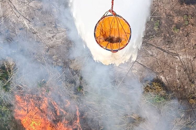 Pemadaman menggunakan helikopter water boombing untuk memadamkan api yang membakar lahan di Kecamatan Bayung Lenci, Kabupaten Musi Banyuasin, Sumatera Selatan.