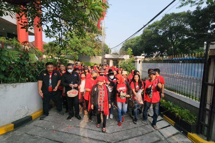Sekretaris Jenderal DPP PDI-P Hasto Kristiyanto beserta jajaran DPP PDI-P menggelar tabur bunga di Kantor DPP PDI-P Jalan Diponegoro, Jakarta, Rabu (27/7/2022) untuk mengenang peristiwa Kudatuli yang ke-26 tahun.