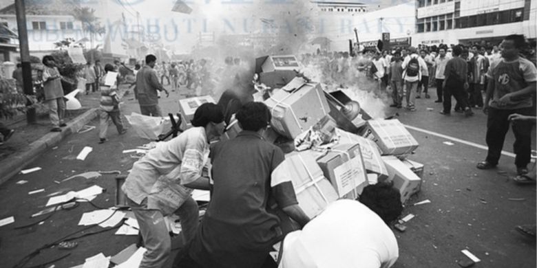 Peristiwa kerusuhan Mei 1998 di Jalan Samanhudi, Pasar Baru, massa merusak lalu membakar.