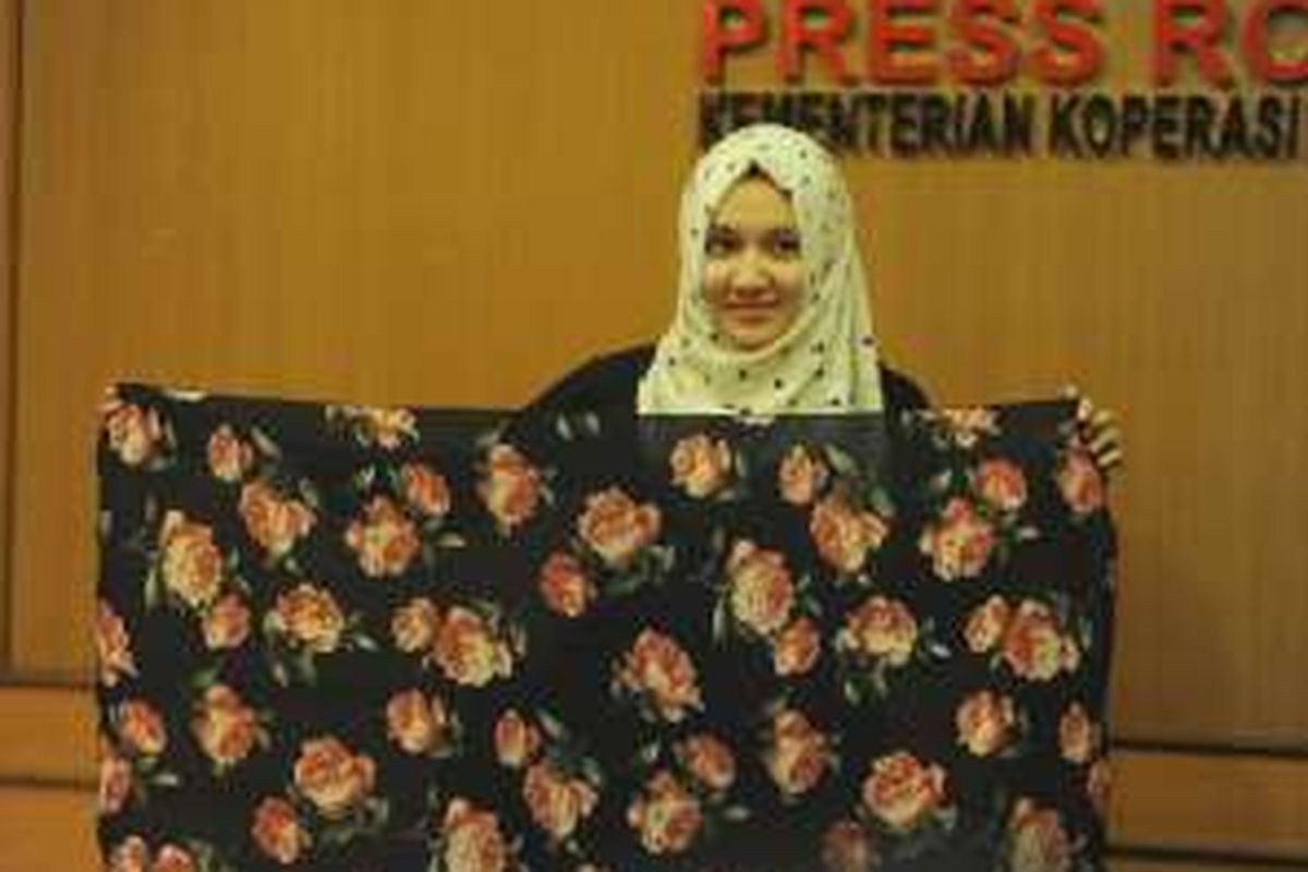 Intan Hapsari (23) Pemilik usaha jilbab Agniya Collection hasil bantuan program Wirausaha Pemula Kementerian Koperasi dan UKM.