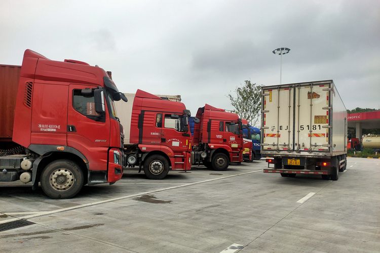 Truk di China yang sedang beristirahat di rest area Distrik Pudong, Shanghai