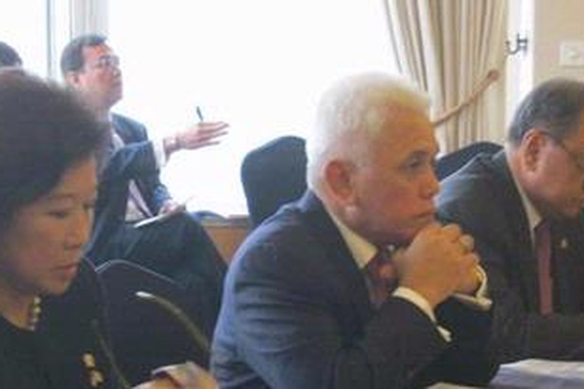 Menteri Koordinator Perekonomian Hatta Rajasa saat memimpin pertemuan dengan pimpinan Samsung, Jong-wan Lim di Seoul, Korea Selatan, Rabu (16/2/2011).