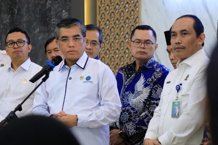 Menaker Yassierli meluncurkan kanal ?Lapor Menaker? di Jakarta, Rabu (12/11/2025).
