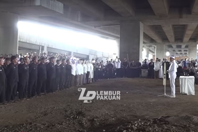 Gubernur Jawa Barat Dedi Mulyadi saat melantik pejabat di kolong tol Cileunyi-Sumedang, Jawa Barat, Rabu (2/7/2025).
