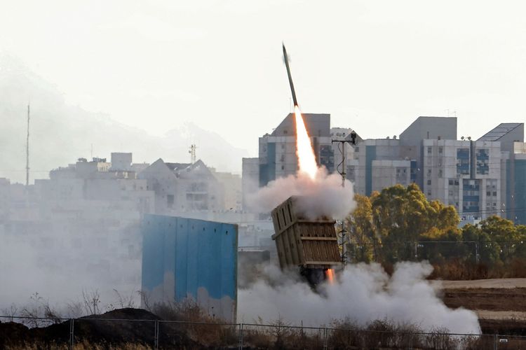 Sistem anti-rudal Iron Dome milik Israel di kota Ashdod saat mencegat sebuah roket yang diluncurkan dari Jalur Gaza, pada Senin (17/5/2021).