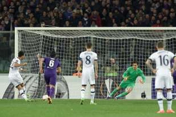 Pemain sayap Tottenham, Nacer Chadli, mencetak gol penalti ke gawang Fiorentina pada leg pertama babak 16 besar Liga Europa di Stadion Artemio Franchi, Kamis (18/2/2016).