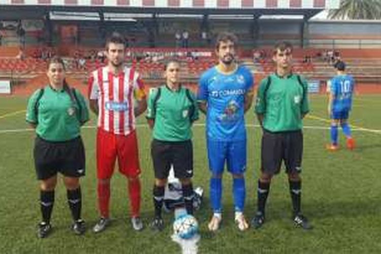Wasit Marta Galego (tengah), saat memimpin pertandingan antara UE Valls dan Cambrils Unio, Minggu (4/9/2016).