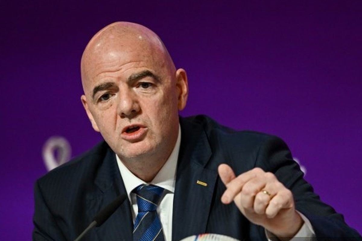 Presiden FIFA Gianni Infantino berbicara dalam konferensi pers menjelang kickoff Piala Dunia 2022 Qatar di Qatar National Convention Center (QNCC), Doha, pada Sabtu (19/11/2022). Terkini, Gianni Infantino memberikan sinyal kuat bahwa Argentina akan menggantikan Indonesia sebagai tuan rumah Piala Dunia U20 2023.