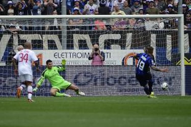 Penyerang Atalanta, German Denis (kanan), menaklukkan kiper AC Milan, Marco Amelia, pada pertandingan Serie-A, di Bergamo, Italia, Minggu (11/5/2014).
