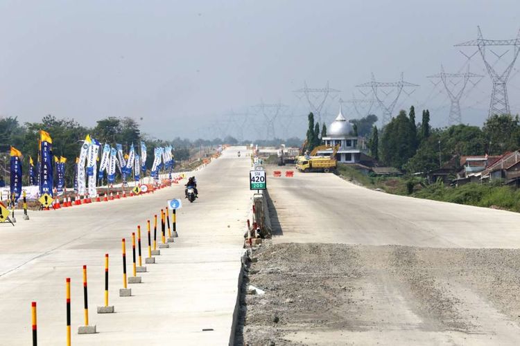 Kondisi jalan di tol Batang-Semarang, Jawa Tengah, Minggu (3/6/2018). Pembangunan tol tersebut sudah mencapai 95 persen dan diperkirkan dapat digunakan secara fungsional pada mudik dan balik Lebaran 2018.