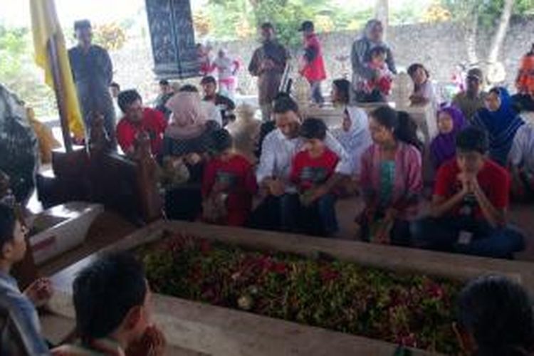 Anies Baswedan berziarah ke makam Bung Karno  Minggu (22/12/2013).