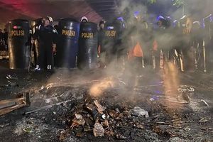 Aksi Ricuh di Bandung, Massa Bakar Pos Polisi hingga Videotron