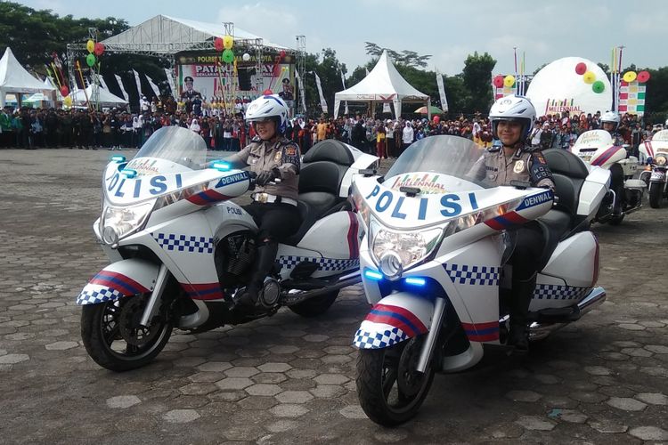 Tim Moge Srikandi Polda Jabar menampilkan aksinya di acara Safety Riding ke-11 bareng kaum milenial di Dadaha, Kota Tasikmalaya, Minggu (24/2/2019).