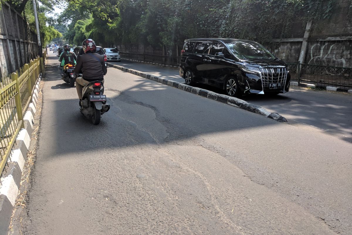 Jalan Patal Senayan Yang Berlubang pada Minggu (21/4/2019)