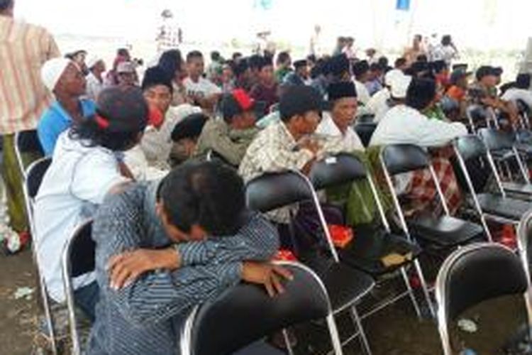 Puluhan petani kelelahan menunggu kedatangan Menteri BUMN Rini Soemarno.