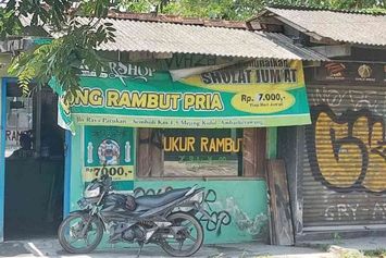 Meski Tukang Cukur, Ada Cerita yang Tak Ikut Terpotong