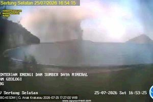 Gunung Anak Krakatau Erupsi Lagi, Semburkan Kolom Abu Setinggi 300 Meter