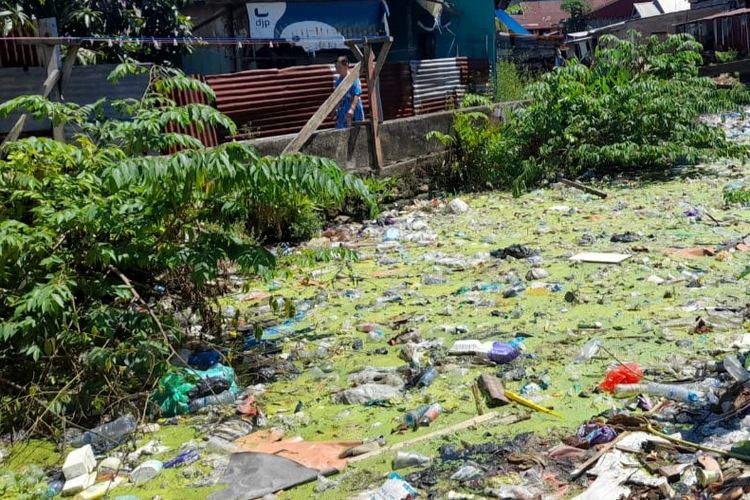 Kanal di Jalan Maccirinae, Kelurahan Binanga, Kabupaten Mamuju, Sulbar yang dipenuhi sampah, Kamis (8/6/2023).