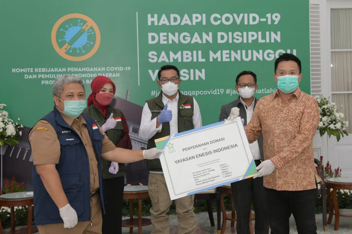 Enesis Group lewat Yayasan Enesis Indonesia memberikan bantuan untuk masyarakat Jawa Barat. Bantuan  diberikan secara simbolis kepada Gubernur Jawa Barat Ridwan Kamil, Selasa (24/11/2020).