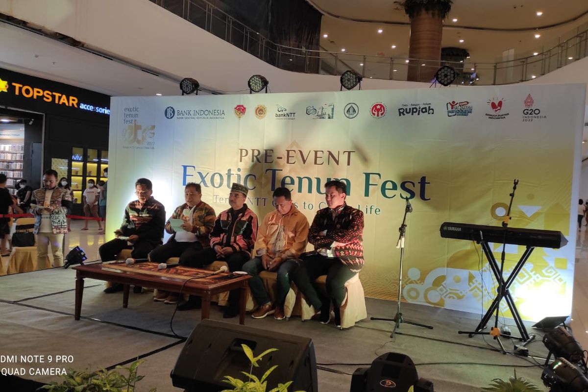 Kepala Bank Indonesia Provinsi NTT, I Nyoman Ariawan Atmaja, bersama sejumlah pejabat lainnya dalam konferensi pers terkait Pre Event Exotic Tenun Fest, di Kota Kupang, Sabtu (9/7/2022)