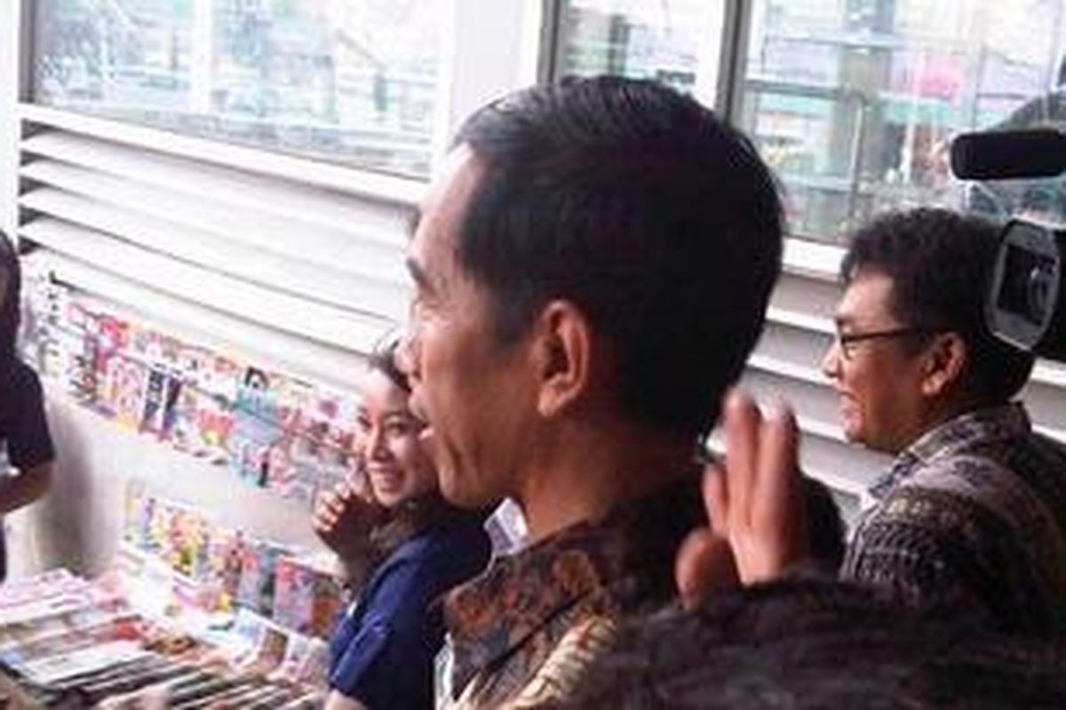 Gubernur DKI Jakarta Joko Widodo saat melihat kondisi Terminal Kampung Melayu, Rabu (17/10/2012).  