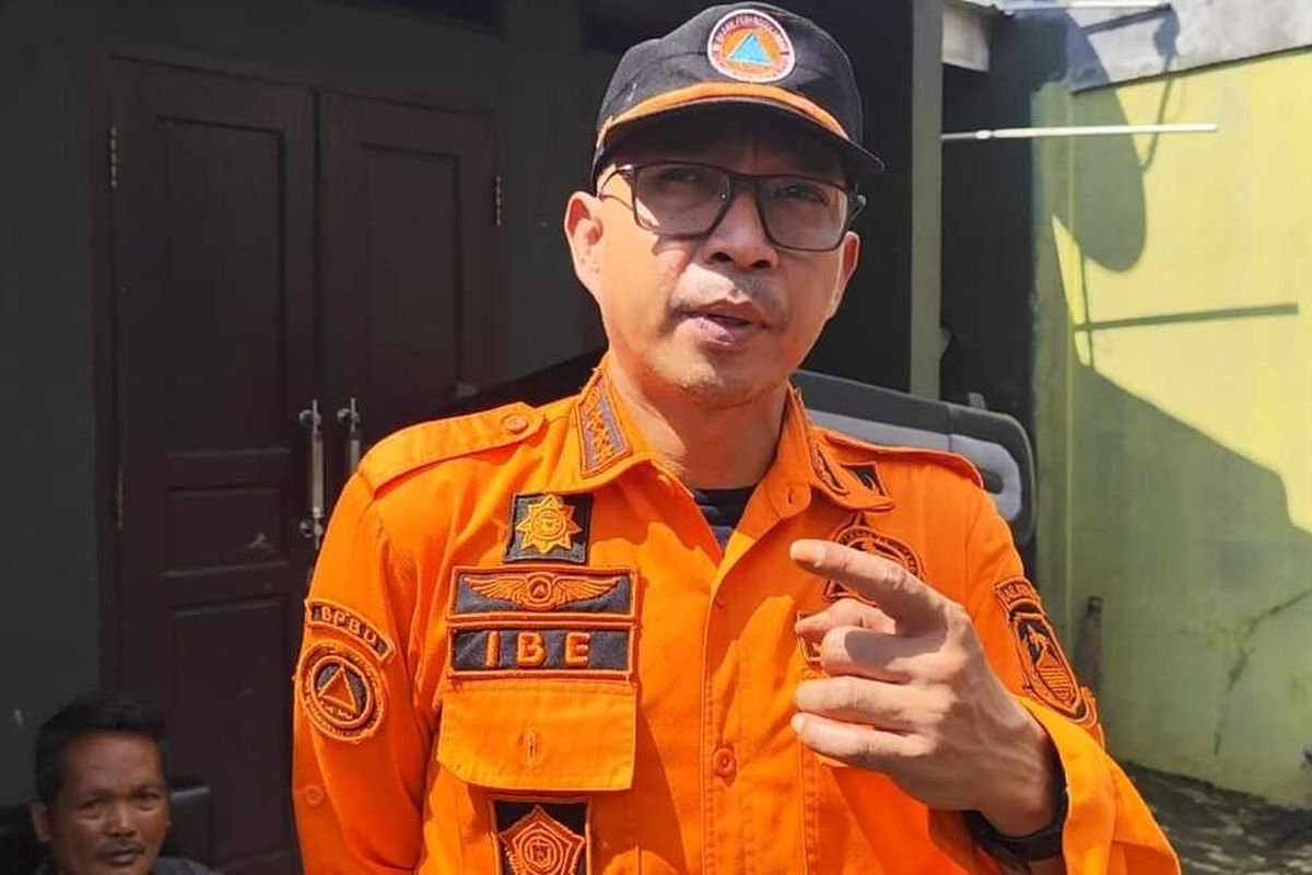 Kepala BPBD Kabupaten Kuningan Indra Bayu Permana memberikan keterangan pasca longsor di Blok Purwasari Desa Cimara Kecamatan Cibeureum Kabupaten Kuningan Jawa Barat, Senin (20/1/2025) pagi.