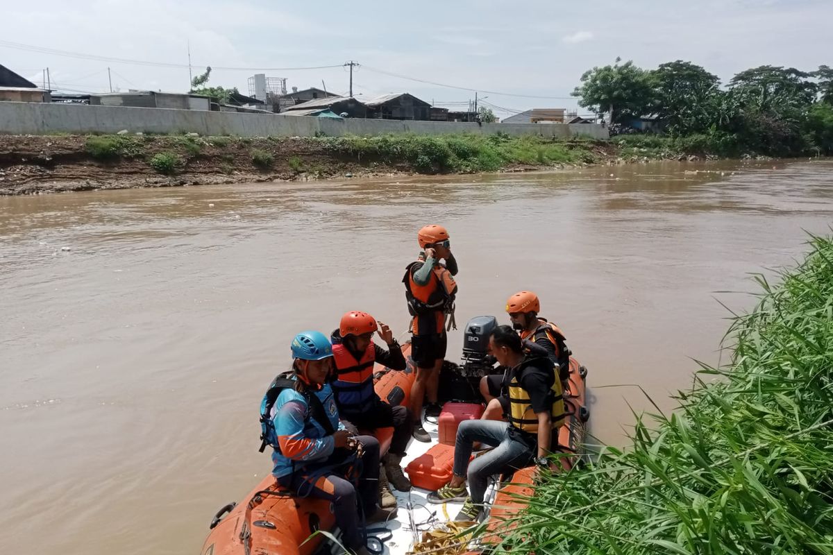 Tim SAR mencari seorang wanita berinisial N (32) yang hilang tenggelam saat sedang mencari barang rongsokan di bantaran Kali Bekasi, Desa Sukamekar, Kecamatan Sukawangi, Kabupaten Bekasi, Kamis (1/2/2024).