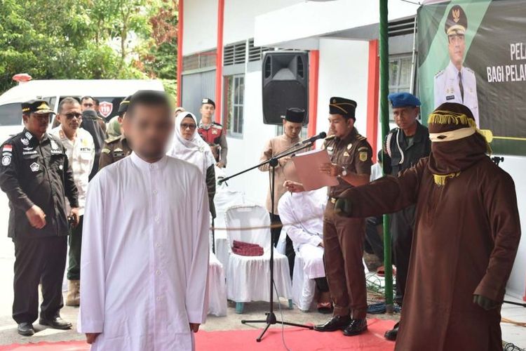 Seorang terpidana pelanggaran syariat Islam menjalani hukuman cambuk di Bireuen, Aceh, Selasa (7/5/2024). 