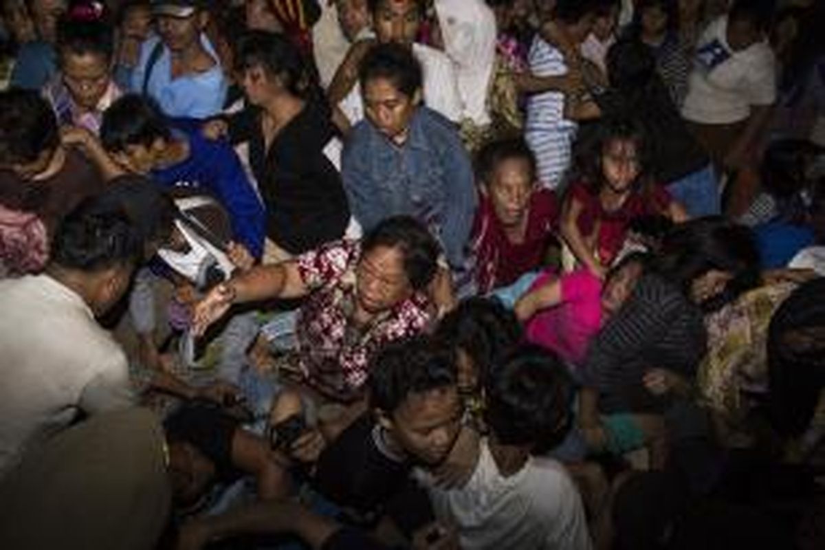 Suasana kericuhan yang terjadi saat antri pembagian kurban di Masjid Istiqlal, Jakarta Pusat, Rabu (16/10/2013). Pembagian kurban di Masjid Istiqlal berjalan rusuh yang mengakibatkan satu orang tewas dan beberapa luka-luka. 