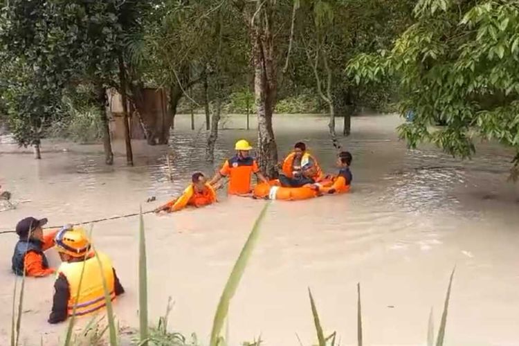 Sebagian besar wilayah Kelurahan Darussalam, Kecamatan Meral Barat, Kabupaten Karimun, Kepulauan Riau (Kepri) terendam banjir, Kamis (23/11/2023).