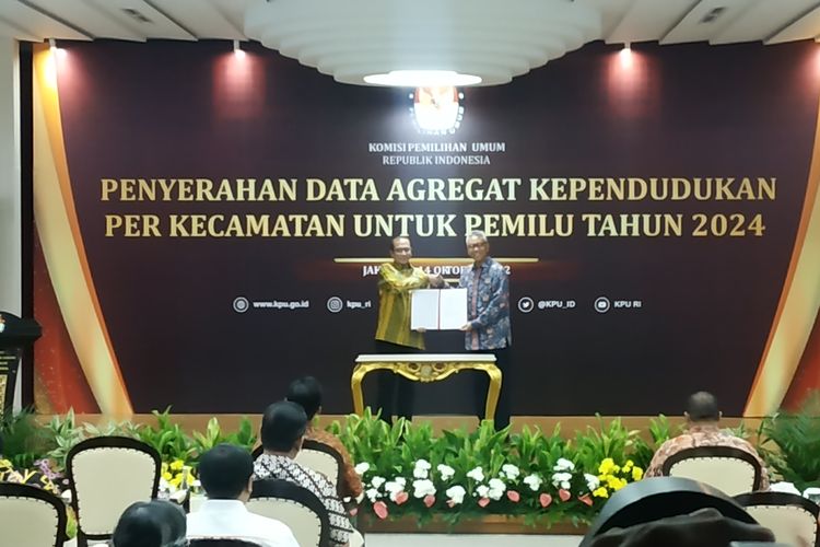 Ketua KPU RI Hasyim Asy'ari melakukan serah terima data WNI di mancanegara dengan Direktur Jenderal Protokol dan Konsulat Kementerian Luar Negeri Andy Rachmianto, Jukat (14/10/2022).