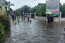 Ratusan Warga Korban Banjir di Kudus Mengungsi di Balai Desa dan Gereja, Mobil Ringsek Tertimpa Pohon