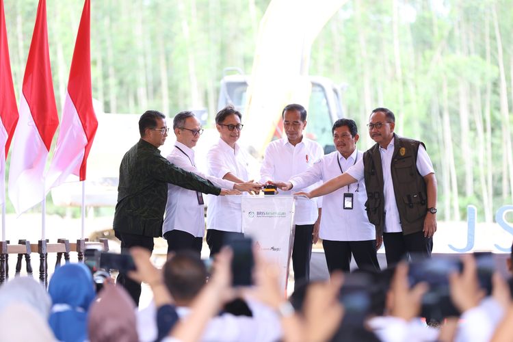  Presiden Republik Indonesia, Joko Widodo, meresmikan groundbreaking pembangunan kantor BPJS Kesehatan di Ibu Kota Nusantara, Kalimantan Timur, pada Jumat (01/03/2024). Pembangunan Kantor BPJS Kesehatan menandakan layanan Program Jaminan Kesehatan Nasional (JKN) akan hadir di Nusantara.