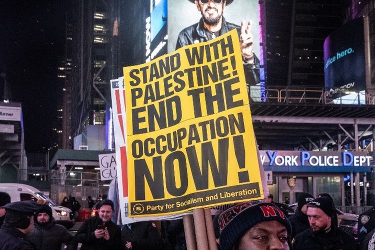 Pedemo pro-Palestina berunjuk rasa di New York Times Square, New York City, Amerika Serikat, 16 Januari 2025. Gencatan senjata Gaza telah disepakati Israel-Hamas untuk mengakhiri pertempuran yang telah berlangsung 15 bulan.