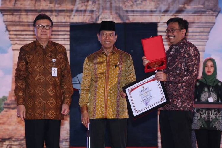 Wakil Gubernur DKI Jakarta Djarot Saiful Hidayat menerima penghargaan Provinsi Terbaik secara Nasional di Hari Otonomi Daerah ke-21, alun-alun Sidoarjo, Jawa Timur, Selasa (25/4/2017)