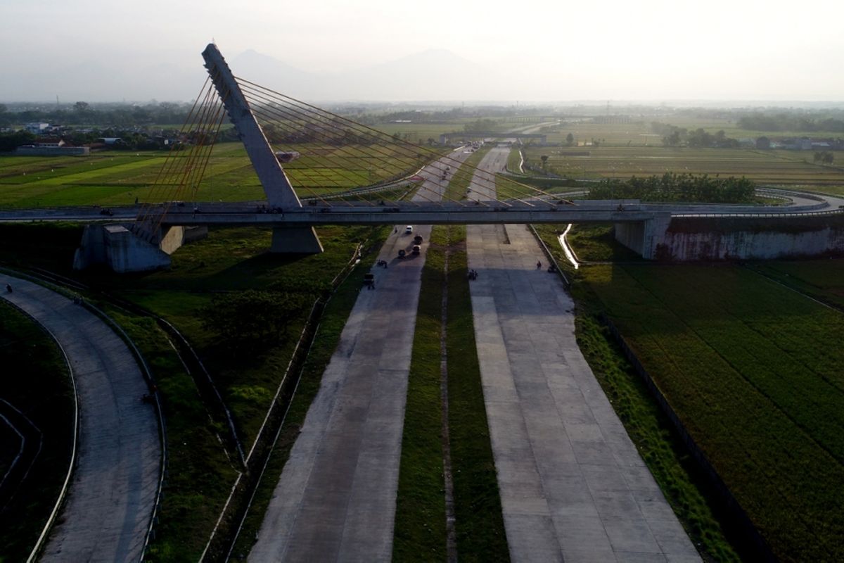 Suasana jembatan Klodran di Tol Solo-Ngawi-Kertosono di Ngawi, Jawa Timur, Sabtu (17/6/2017). Tujuh hari jelang Lebaran atau Senin, (19/6/2017) mulai pukul 06.00 WIB, pemudik bisa menggunakan Tol Solo-Kertosono menuju arah timur.