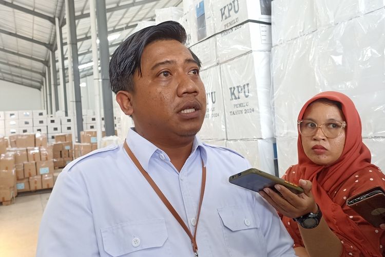 Ketua Bawaslu Kota Semarang Arief Rahman di Gudang Logistik Pemilu KPU Ngaliyan Semarang, Jawa Tengah. 