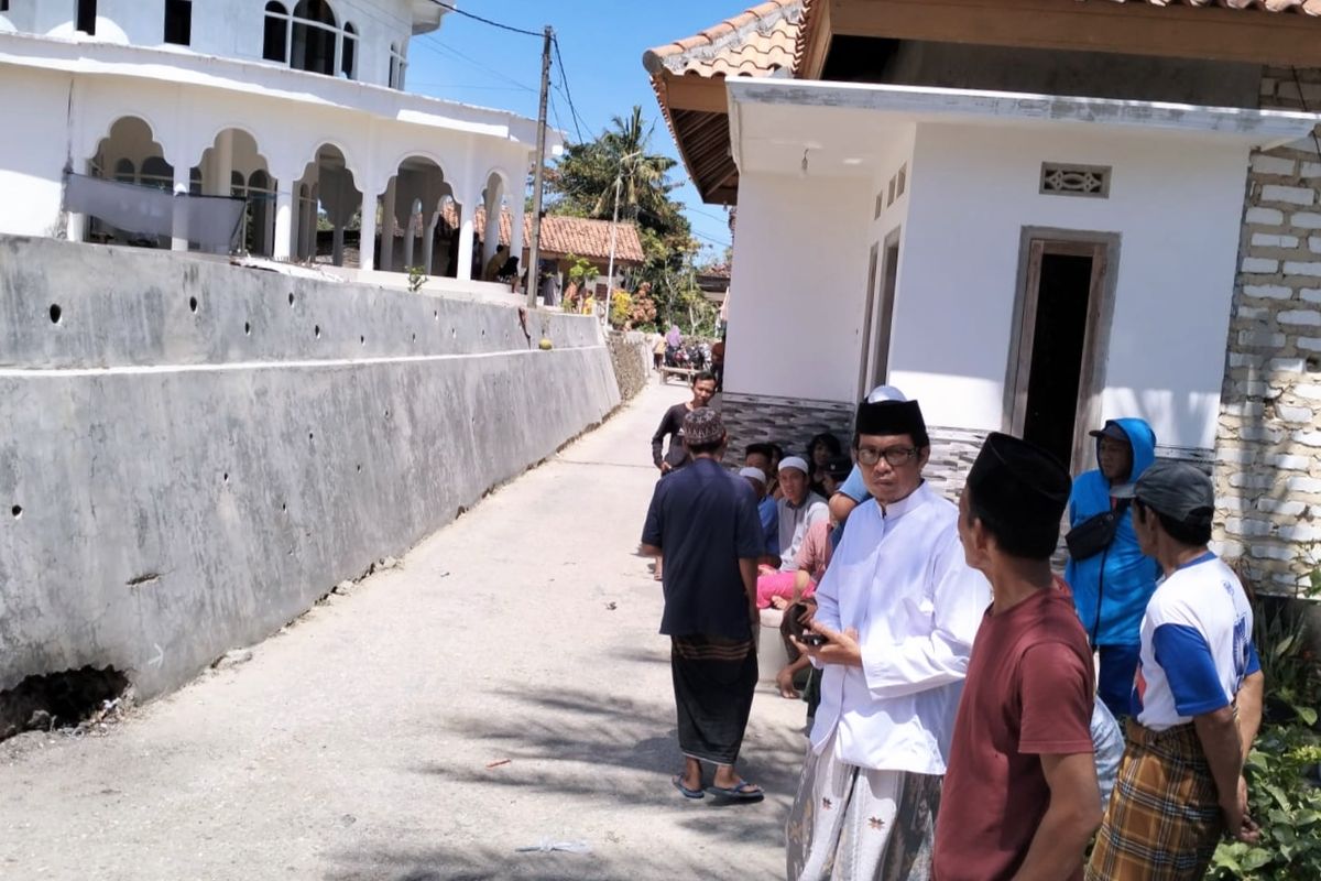 Aktivitas warga di Dusun Tengah, Desa Moncek Tengah, Kecamatan Lenteng, Kabupaten Sumenep, Jawa Timur, kembali normal, Senin (14/8/2023).